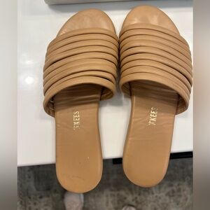 TKEES SANDALS SIZE 7. Hardly worn!